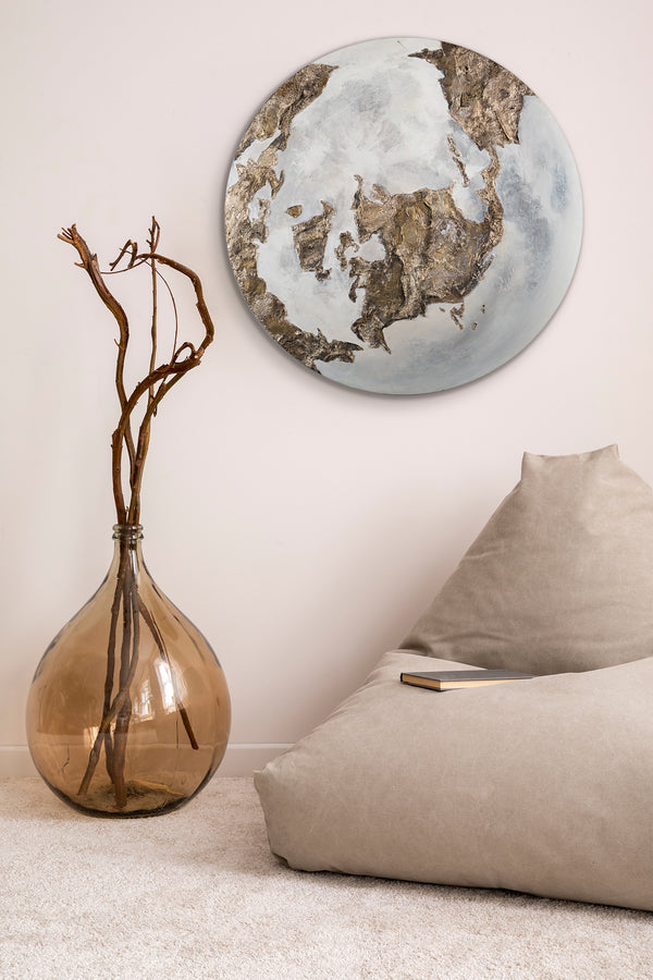 The painting "Shadow of the Continents" is a round abstraction that glows in the dark