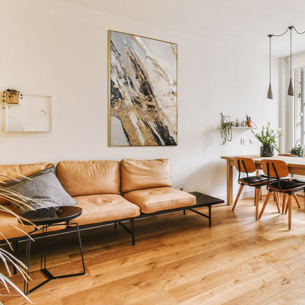 The painting "Golden Crack" is abstract energy in a marble-graphite palette