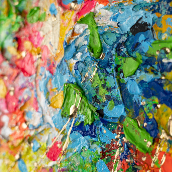 The painting "Extreme Colors" is a horizontal abstraction with bright strokes.