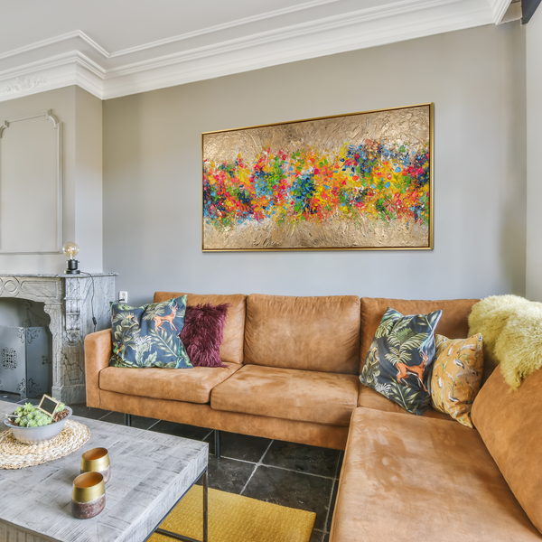 The painting "Extreme Colors" is a horizontal abstraction with bright strokes.